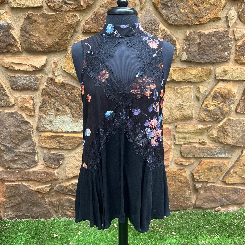 Daytrip Floral and Lace Mock Neck Sleeveless Tunic Blouse - Size S
